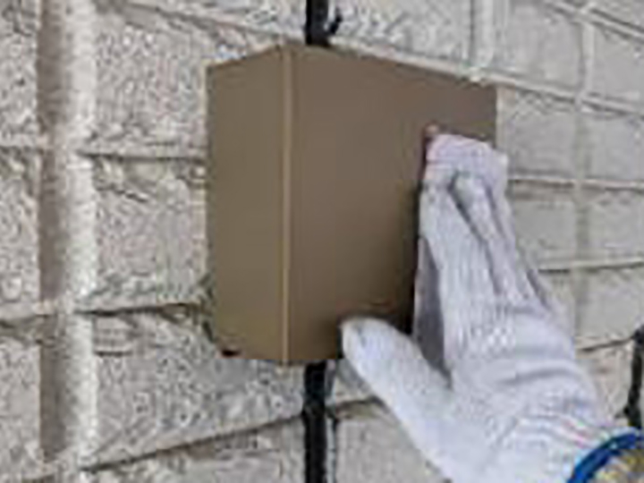 通気口の素地を調整します。