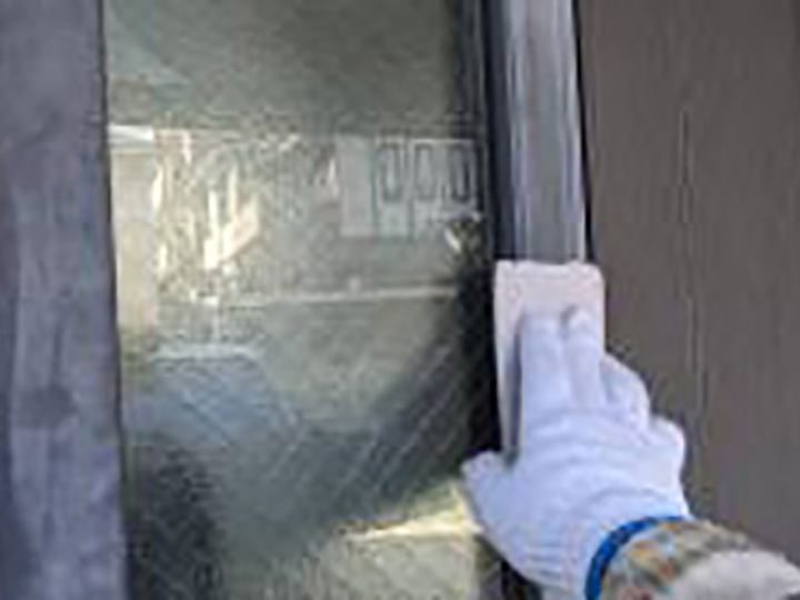 玄関ドア枠の素地を調整します。