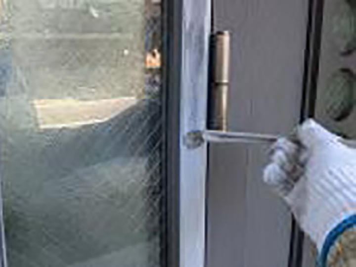 玄関ドア枠にサビ止めを塗布します。