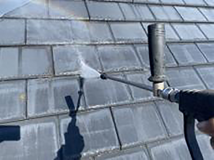 屋根を高圧ジェットで洗浄します。