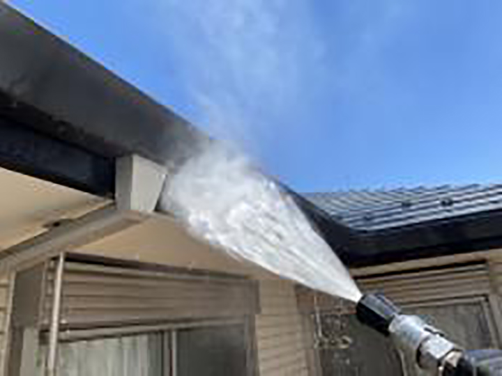 軒樋を高圧ジェットで洗浄します。