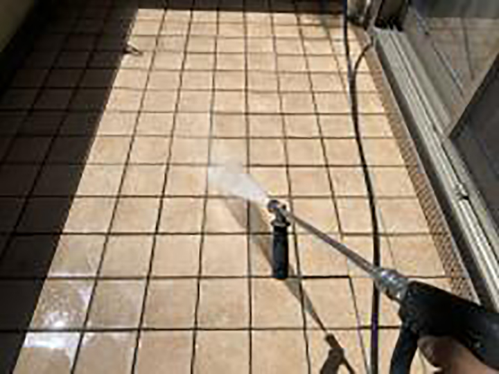 バルコニーマットを高圧ジェットで洗浄します。