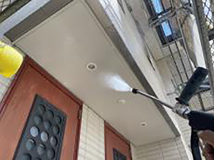 上裏を高圧ジェットで洗浄します。