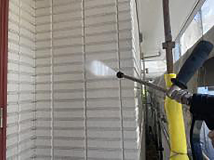 壁を高圧ジェットで洗浄します。