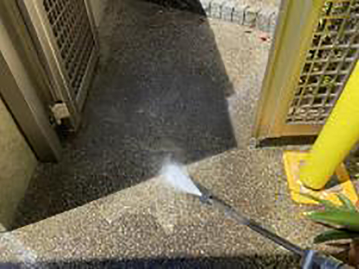 アプローチタイルを高圧ジェットで洗浄します。