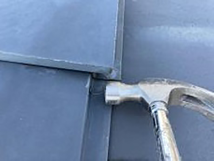 屋根鈑金包みを釘押さえしました。