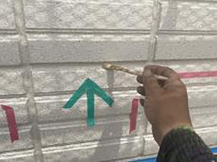 専用プライマーを塗布します。