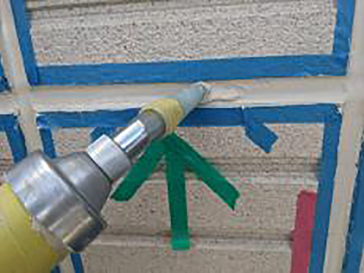 新しいコーキングを充填します。