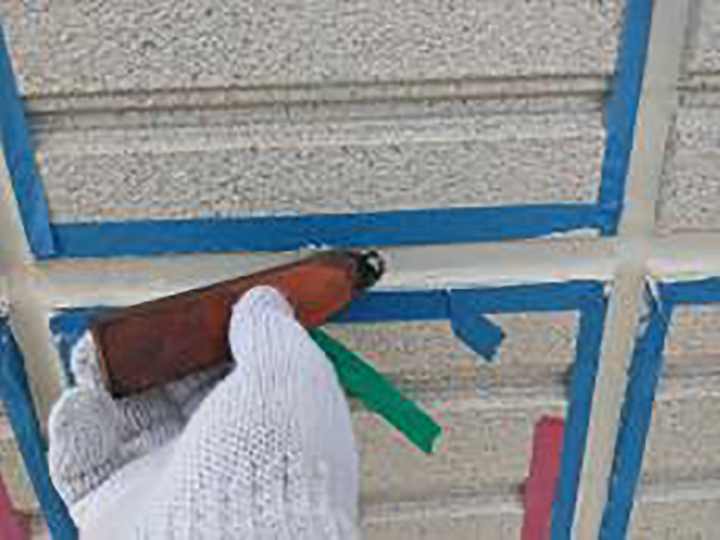 充填したコーキングをヘラ押えします。