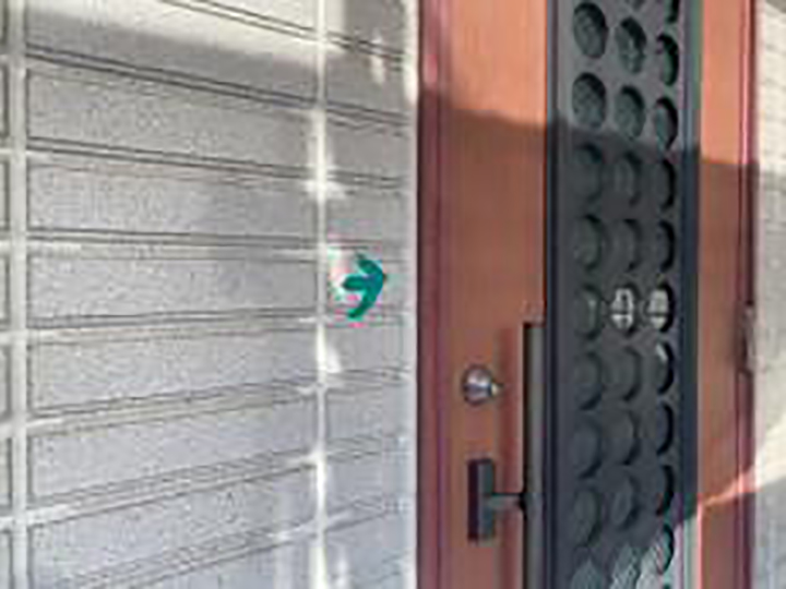 玄関周りを新しいコーキングに打ち替えました。