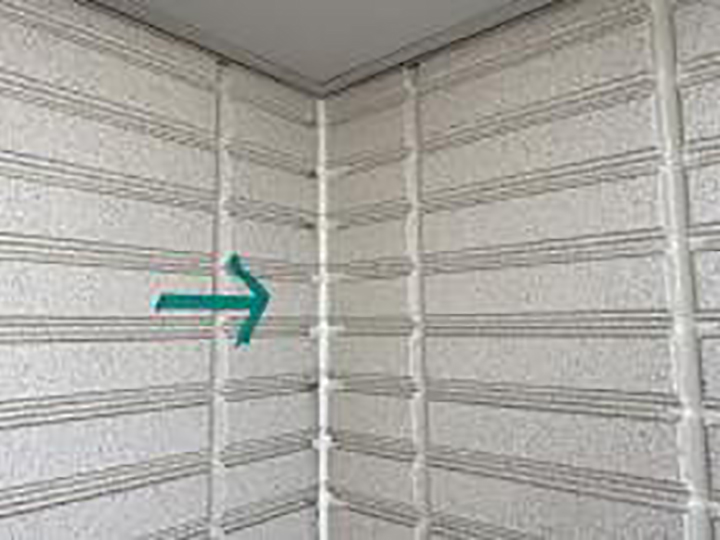 外壁入隅を新しいコーキングに打ち替えました。