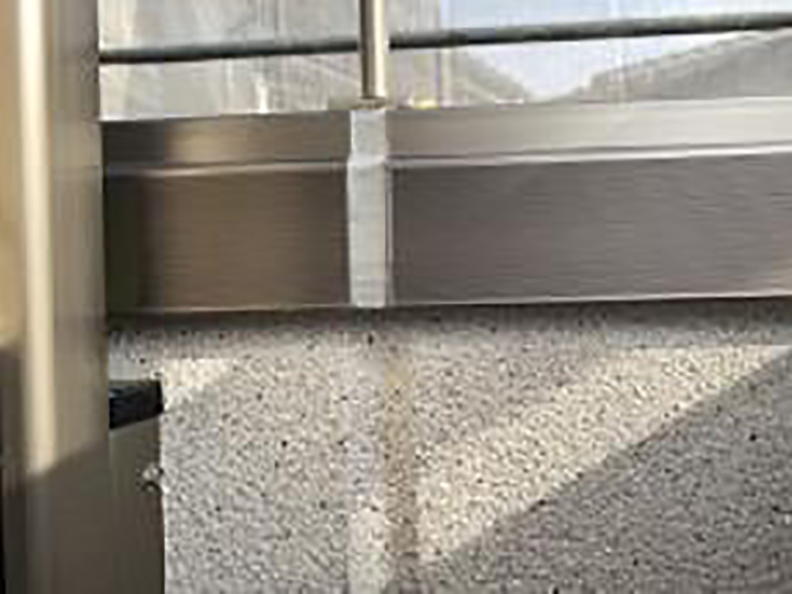 バルコニー笠木ジョイント部を新しいコーキングに打ち替えました。