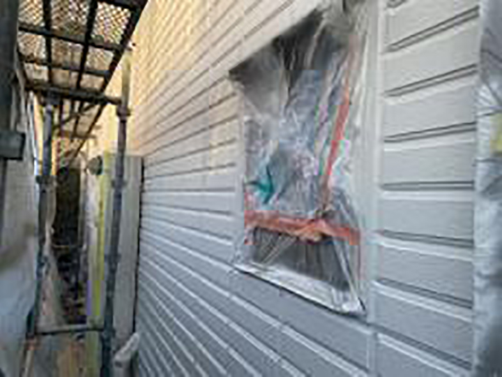 塗装前に窓周り等の開口部に養生を設置していきます。<br />
ライン出しにもこだわります！