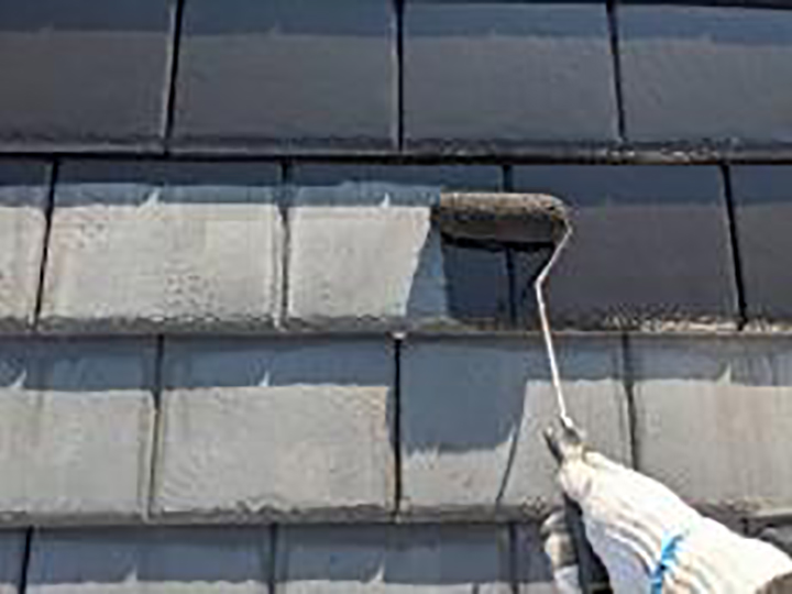 屋根の下塗りを行います。