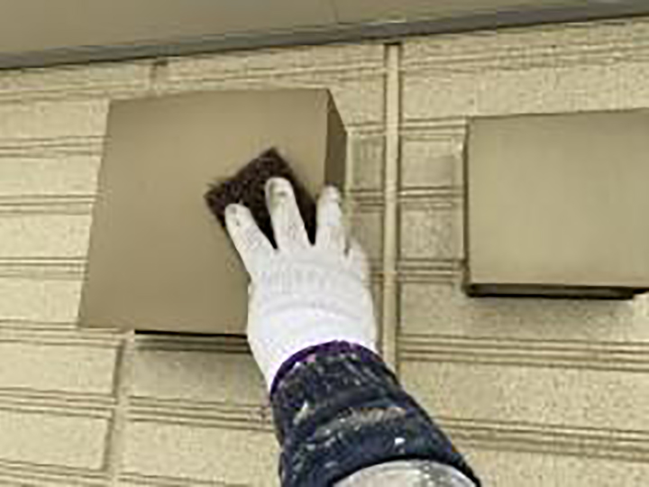 通気口の素地を調整します。