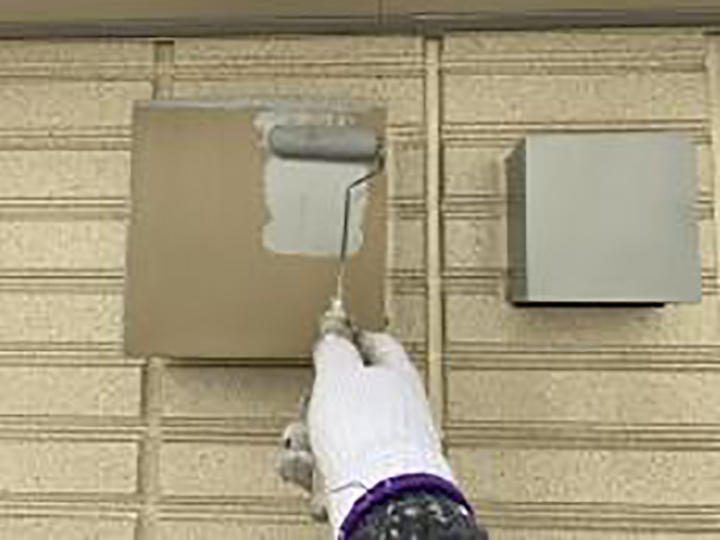 通気口にサビ止めを塗布します。