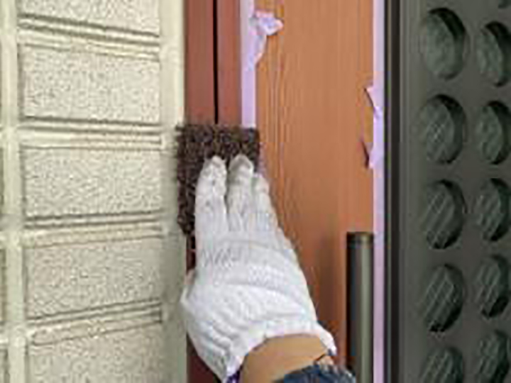 玄関ドア枠の素地を調整します。