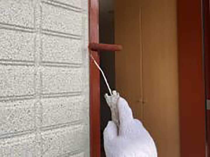 玄関ドア枠仕上げ2回目を行います。