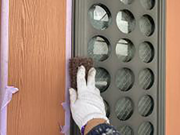 玄関ドアパンチングの素地を調整します。