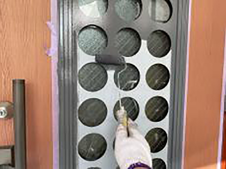 玄関ドアパンチング仕上げ1回目を行います。