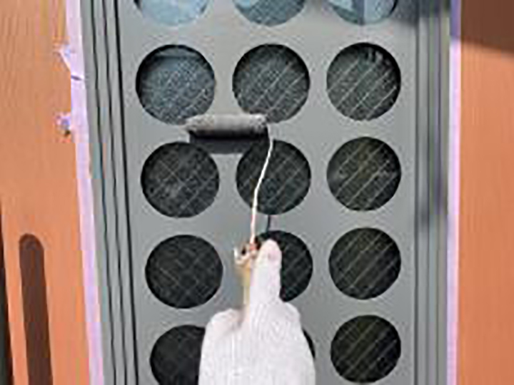 玄関ドアパンチング仕上げ2回目を行います。