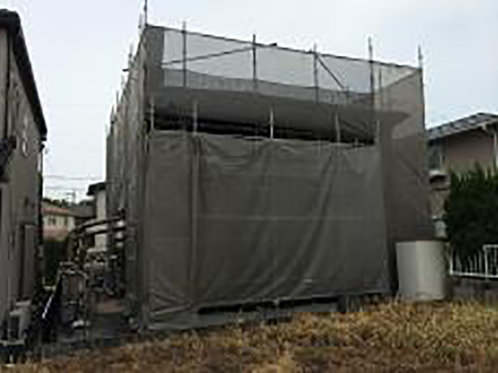 メッシュシートを設置することで塗料などが飛散することを防ぎます。