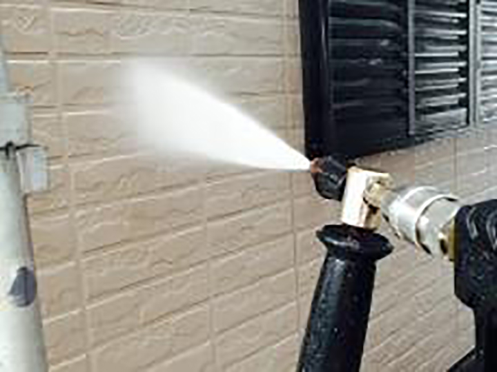 壁高を高圧ジェットで洗浄します。