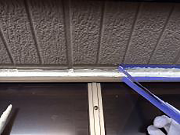 ポリカと壁の取り合いを新しいコーキングに打ち替えました。