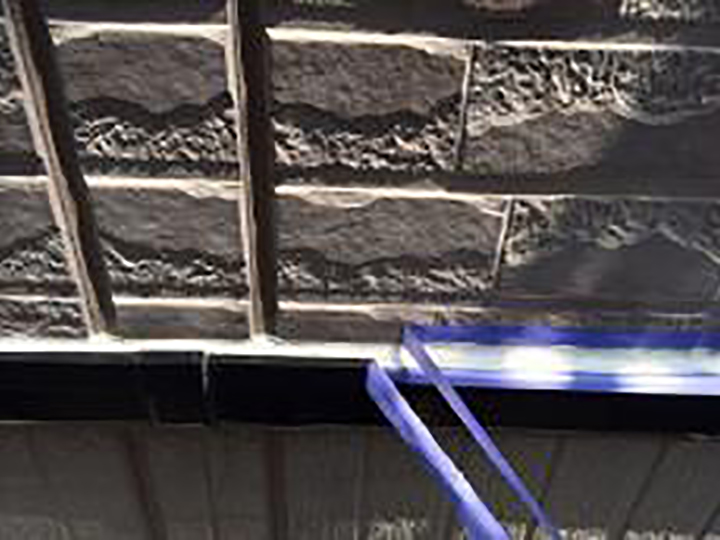 帯下は通気性確保の為、コーキングは設置しません。