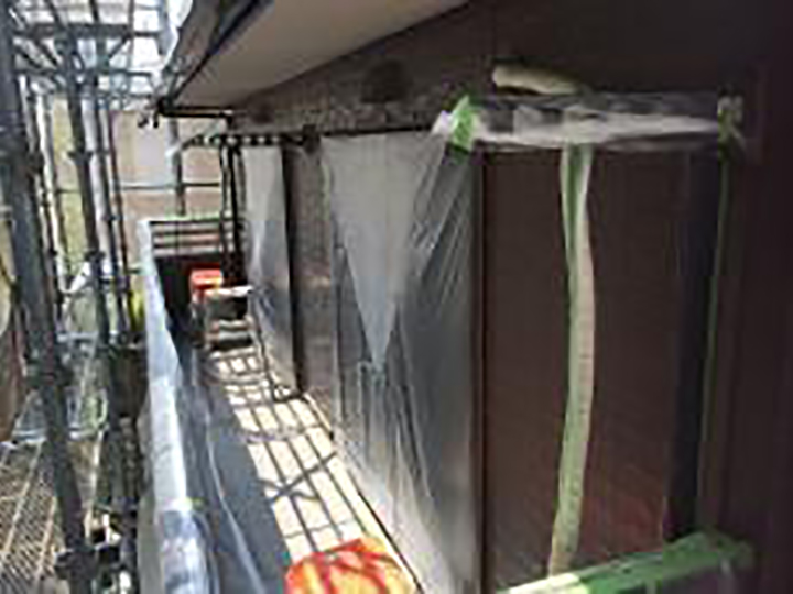 開口部等に養生を設置します。