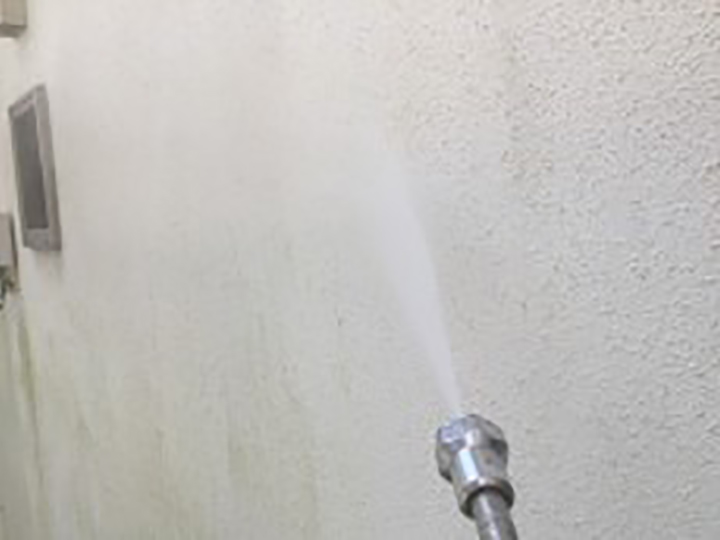 壁を高圧ジェットで洗浄します。