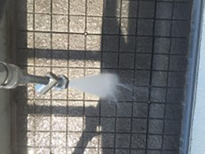 バルコニーマットを高圧ジェットで洗浄します。