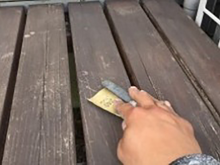 ウッドデッキの素地を調整します。