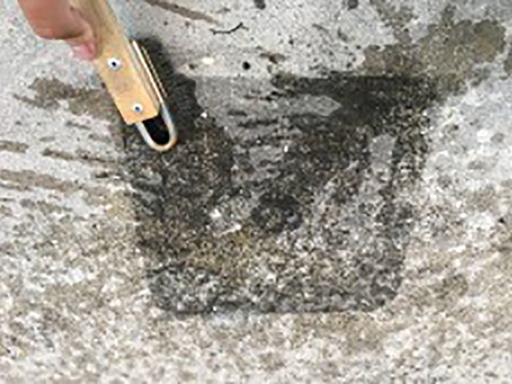 足場のプラ板跡を清掃します。