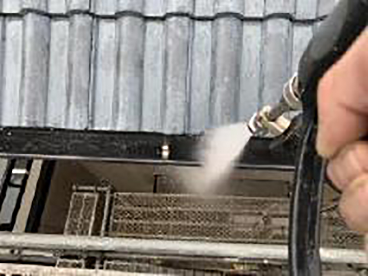 軒樋内を高圧ジェットで洗浄します。