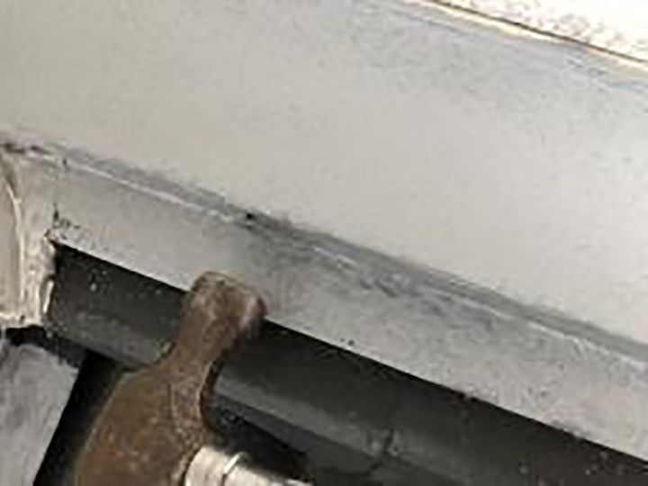 屋根鈑金部を釘押さえしました。