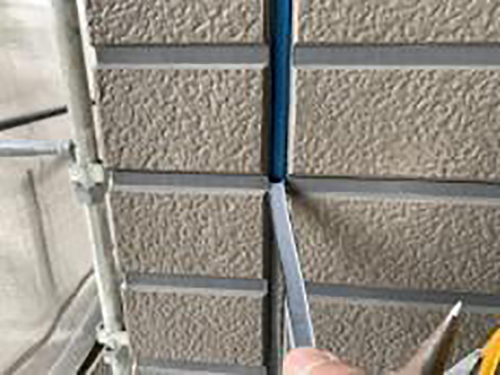 切り取った古いコーキングを撤去します。