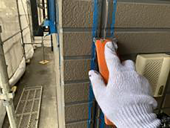 充填したコーキングをヘラ押えします。