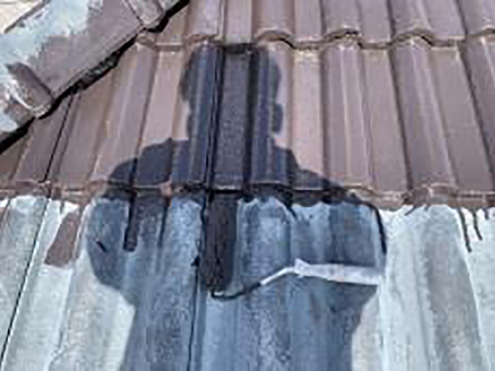 乾式コンクリート瓦専用塗料で下塗りを行います。