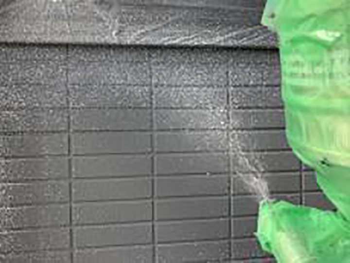 1階壁の上塗り（吹付け）を行います。