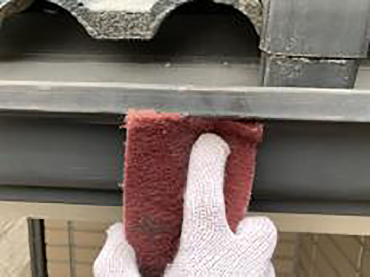 雨樋の素地を調整します。