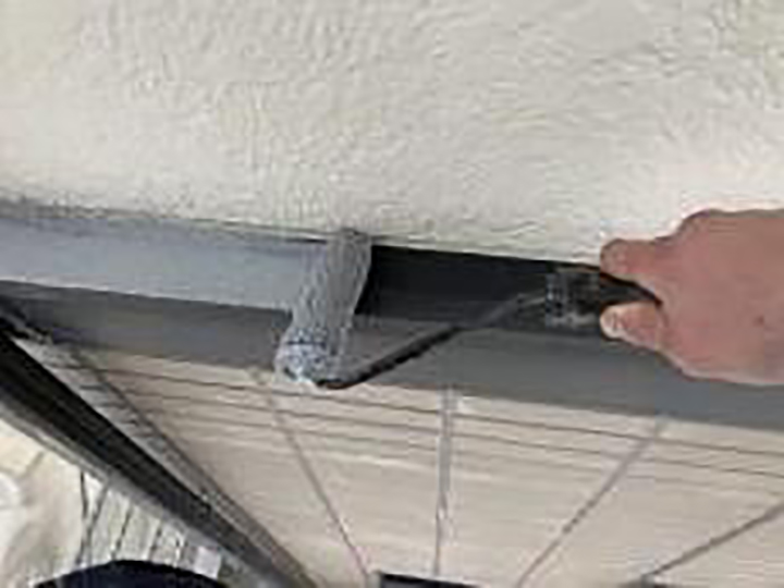 帯にサビ止めを塗布します。