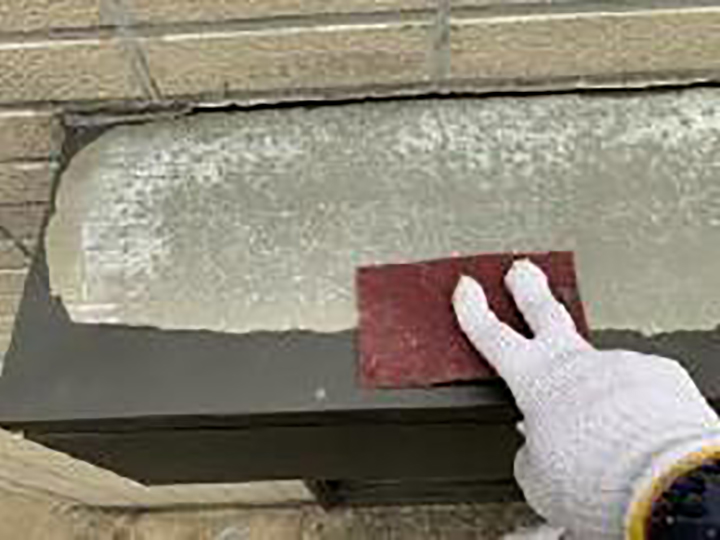 シャッターBOXの素地を調整します。<br />
剥がれていたので、しっかりと素地調整しました。