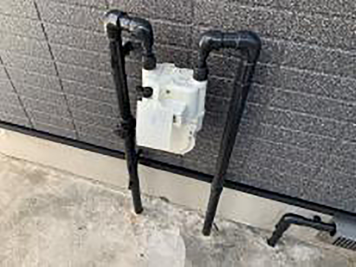 ガスメーターパイプを塗装します。