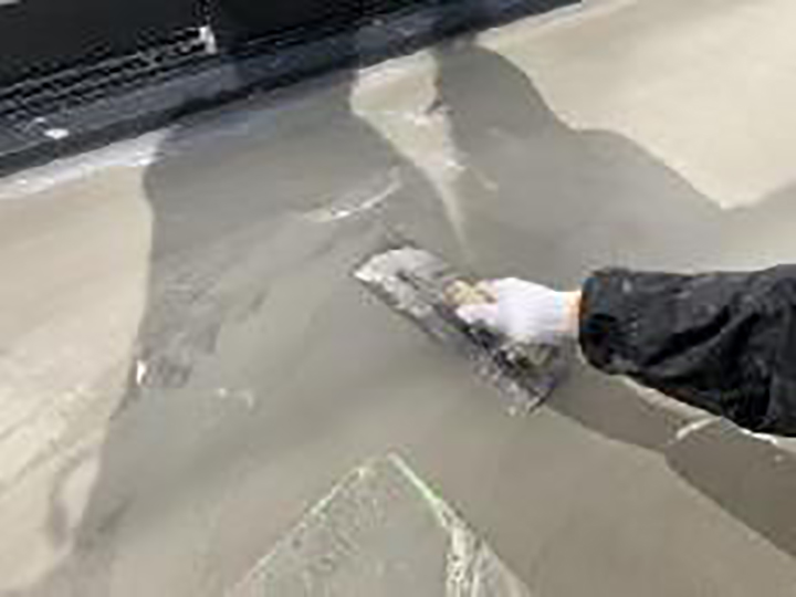 素地調整材を塗布（ノロ引き）します。