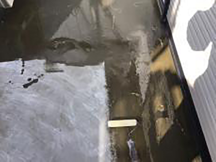 専用プライマーを塗布します。