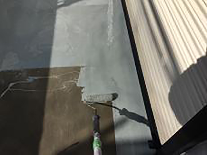 ウレタン防水（1層目）を行います。