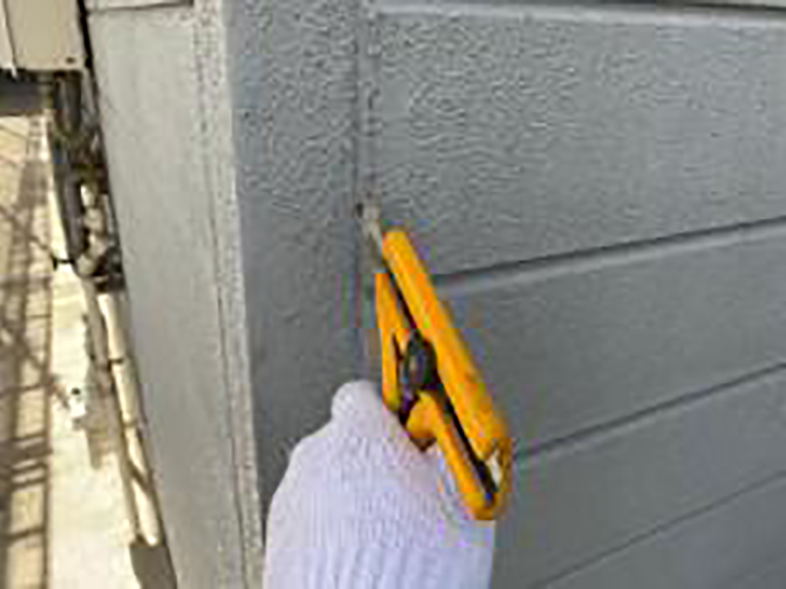 古いコーキングを切り取ります。