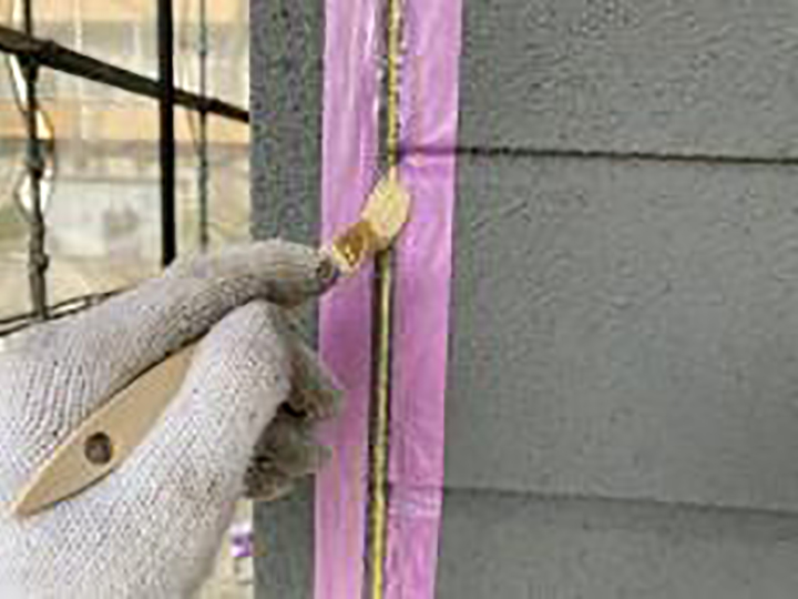 専用プライマーを塗布します。