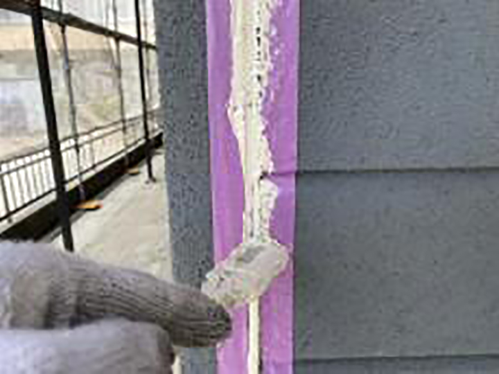 充填したコーキングをヘラ押えします。